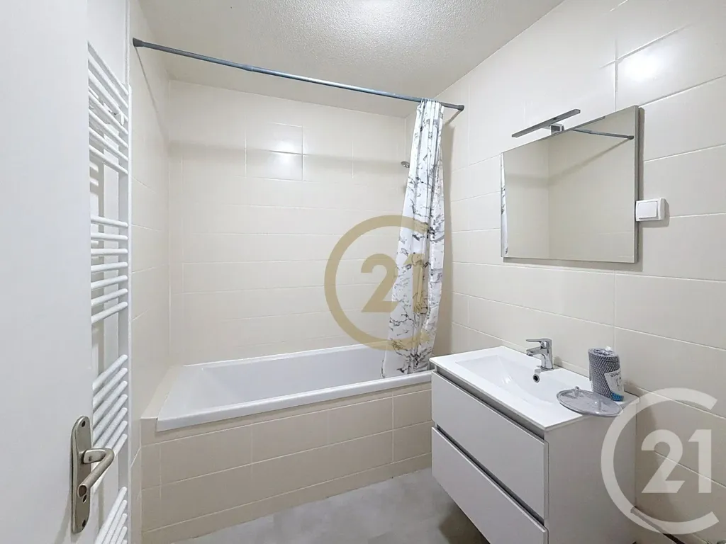Salles de bain - Appartement en rez-de-chaussée avec parking à Voujeaucourt