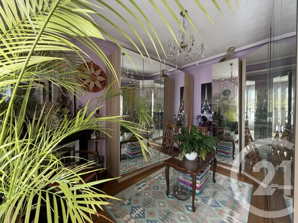 Esik - 6-Piece Parisian Flat with Balcony in 19ème