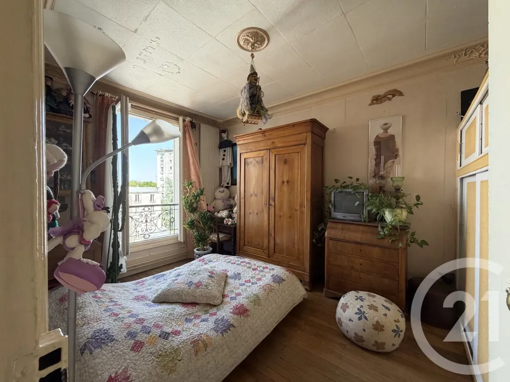 Magamistoad - 6-Piece Parisian Flat with Balcony in 19ème