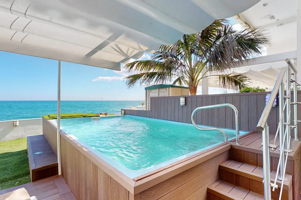 Piscine - Beachfront Duplex with Private Pool in Estepona