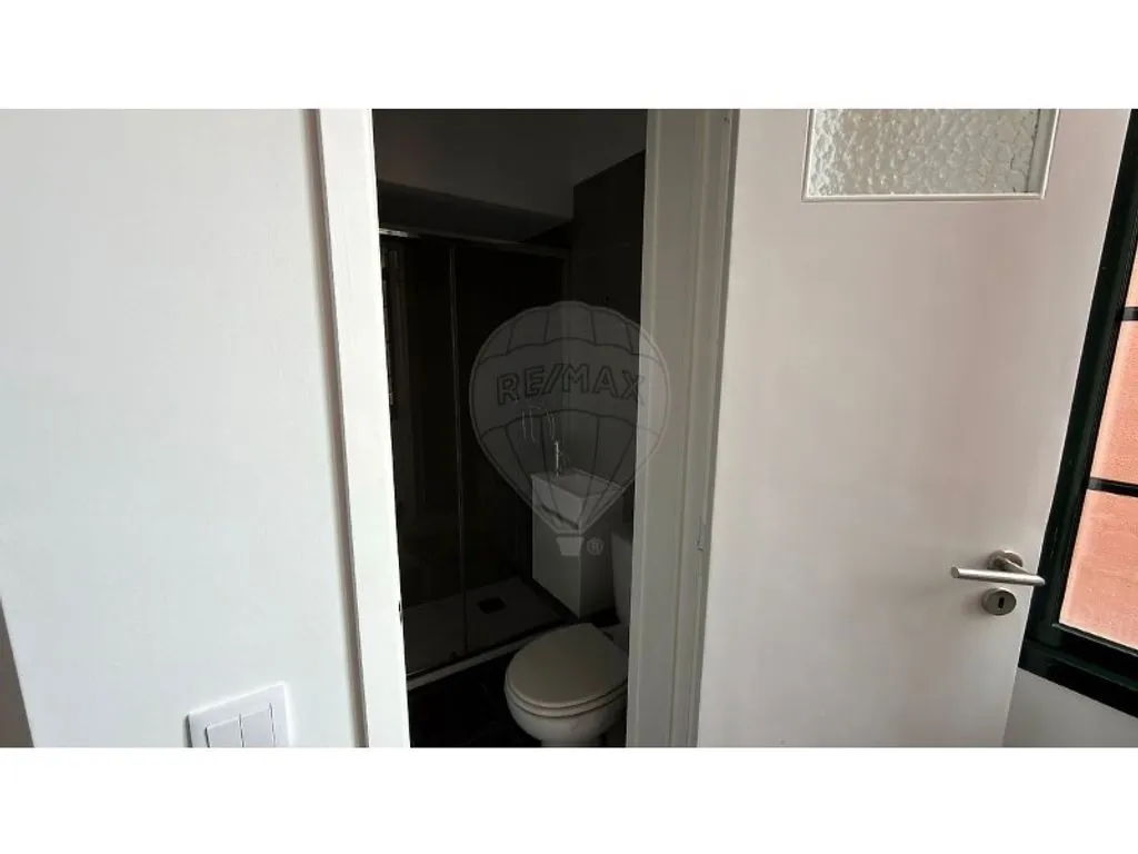 Salles de bain - Refurbished Office Space in Lisbon City Centre
