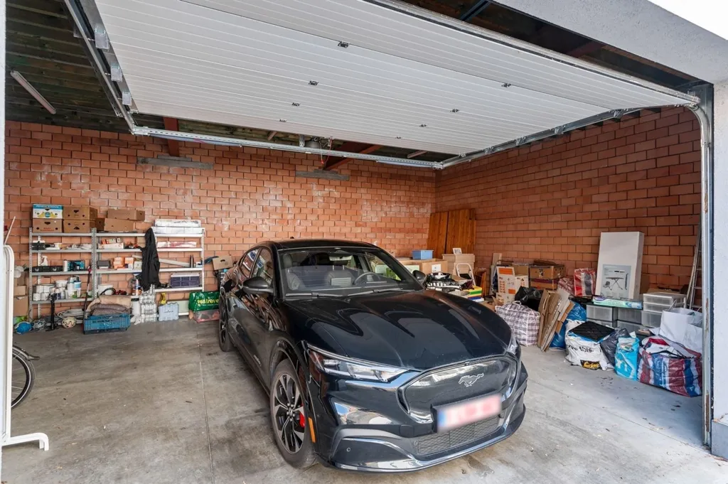 Garaaž - Versatile Townhouse with Workshop in Mortsel