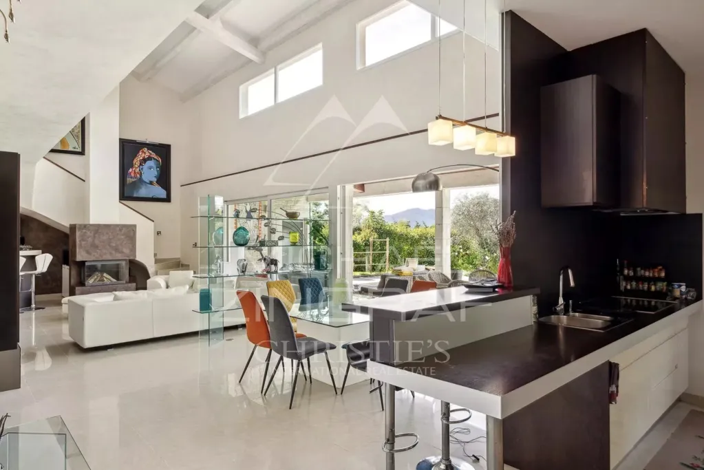Salle à manger - Villa Contemporaine avec Piscine à Cannes