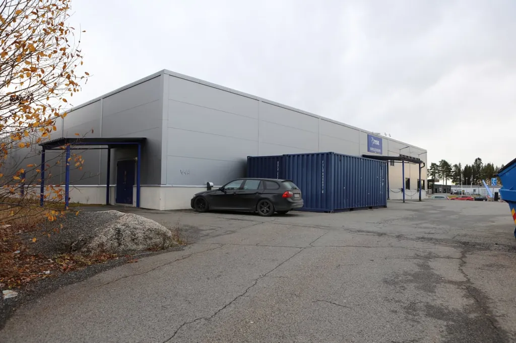 Extérieur - Large Property with Ample Parking near E14