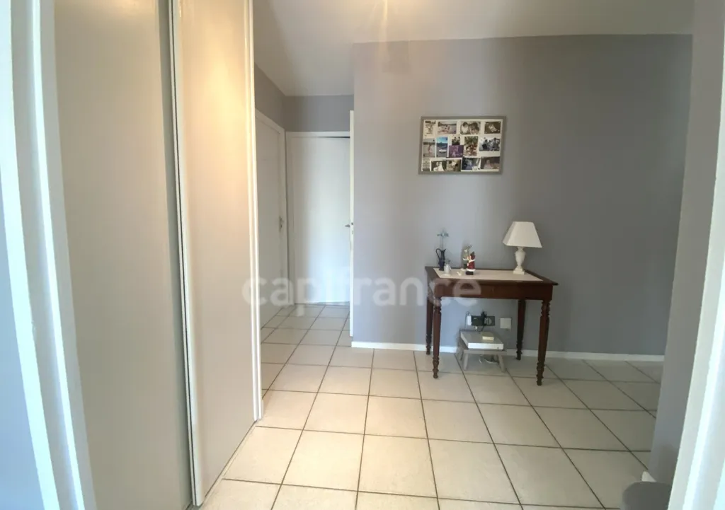 Entrée - Appartement lumineux avec terrasse à Sathonay Camp