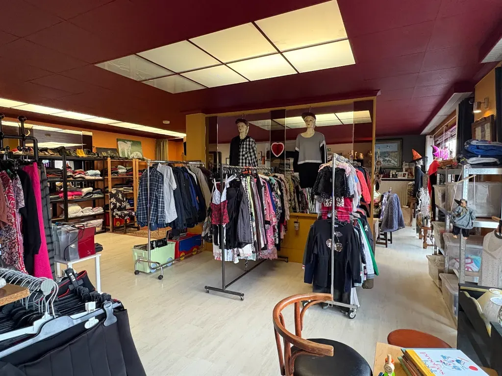 Toad - Retail Space with Large Windows in Kuurne