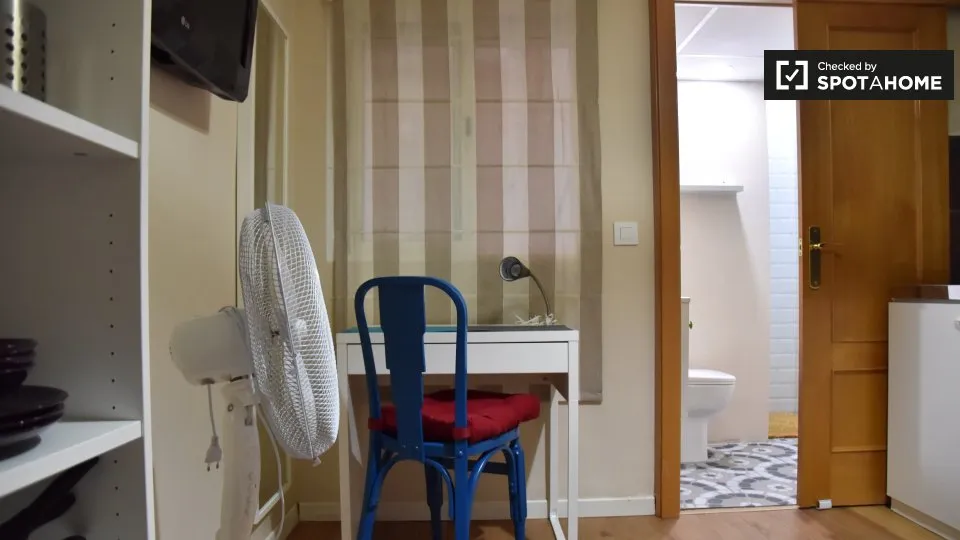 Bureau - Student Studio with Lift in Albors, Valencia