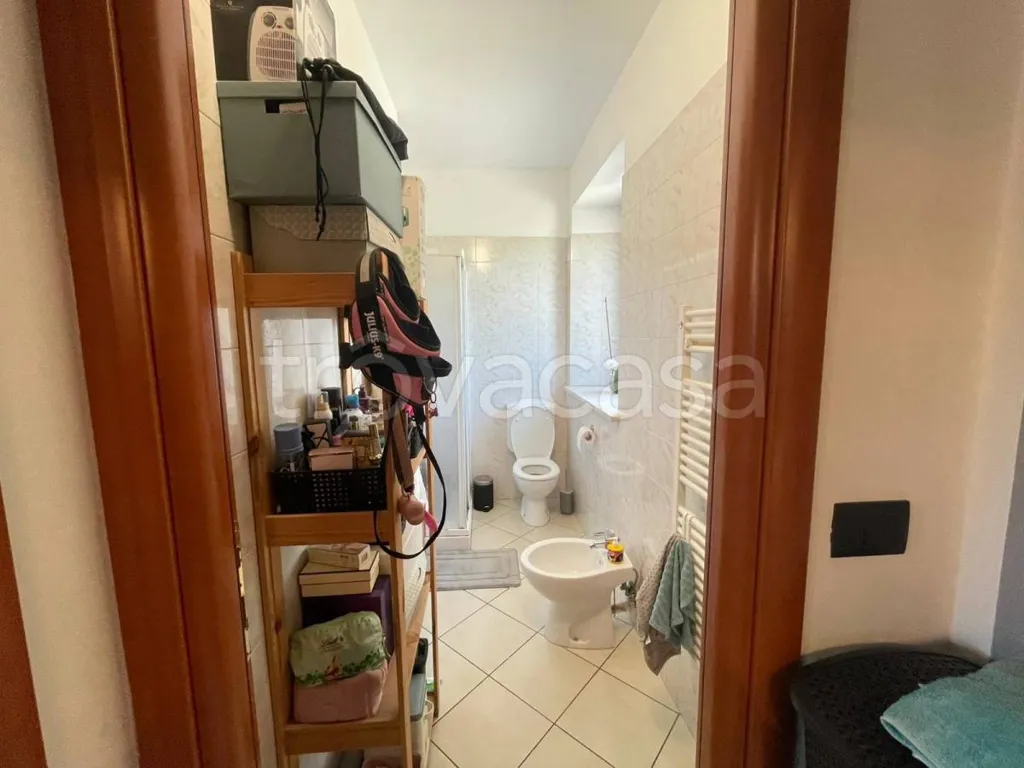 Salles de bain - Rearranged Apartment with Balcony in Collegno