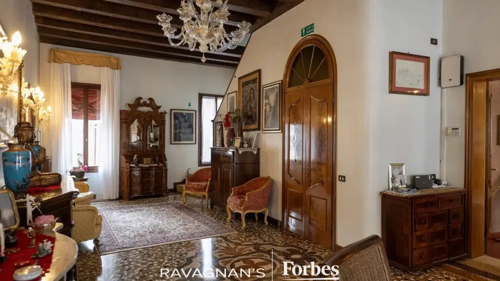 Dining Room - 10-Room Apartment with Canal View in Venice