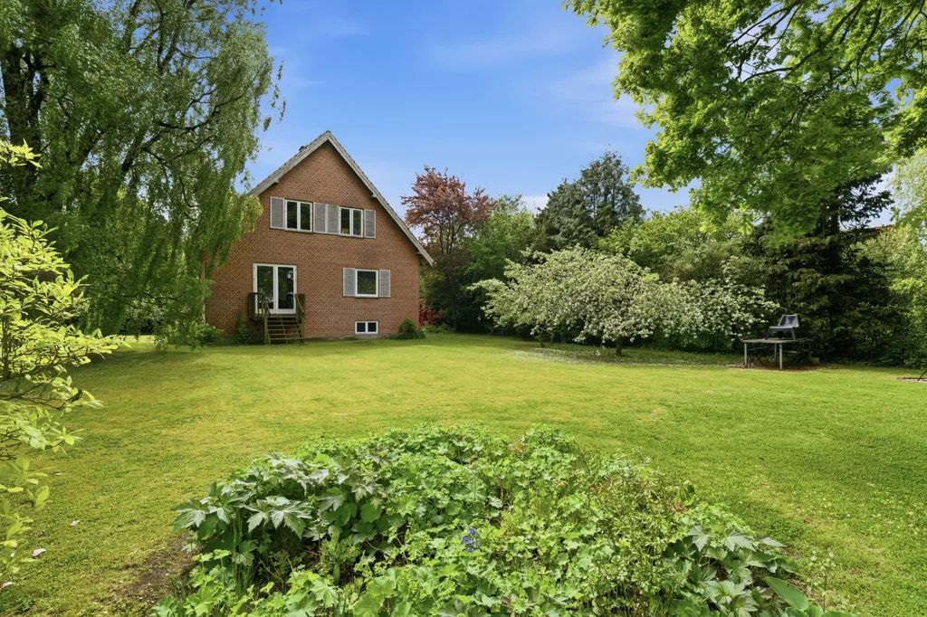 Jardin - Red Brick Villa with Garden in Øsby
