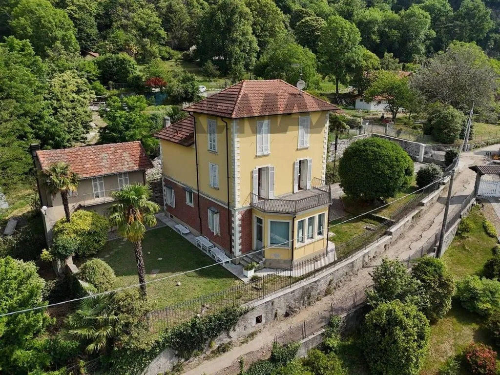 Luftaufnahme - Historic Villa with Private Garden in Mergozzo