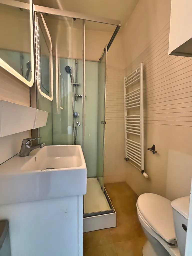 Salles de bain - Appartement 3 Pièces avec Vue Dégagée près du Square du Temple