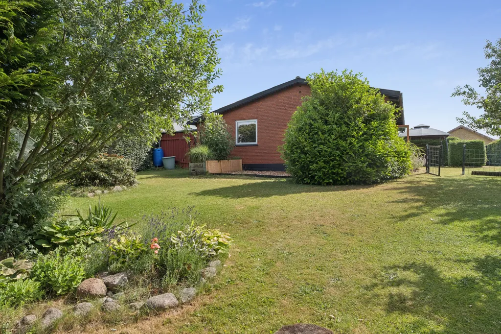 Giardino - Villa with Private Garden in Haslev