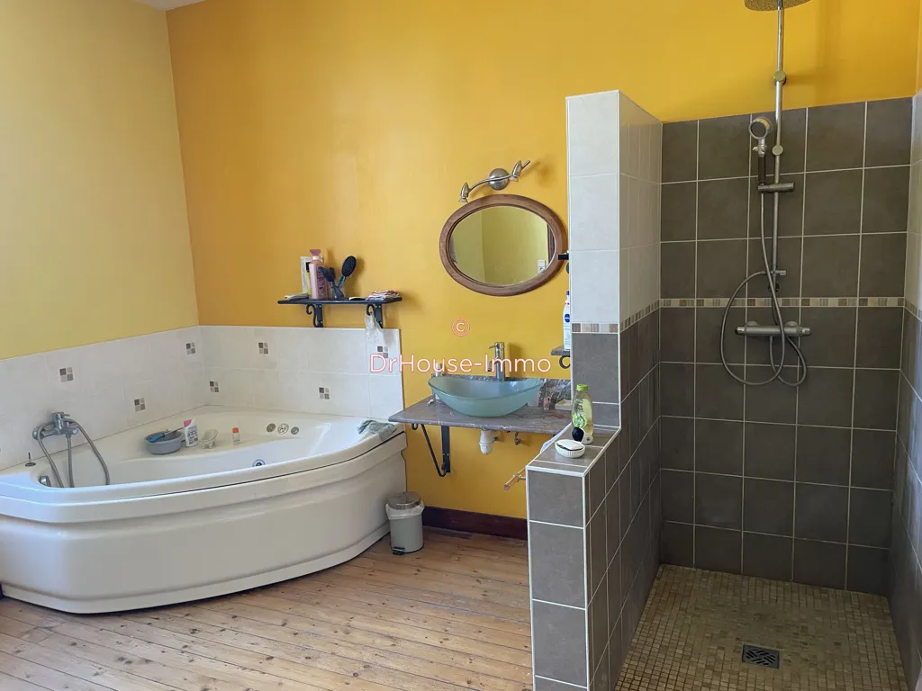 Salles de bain - Maison avec Jardin Paysager à Mansle