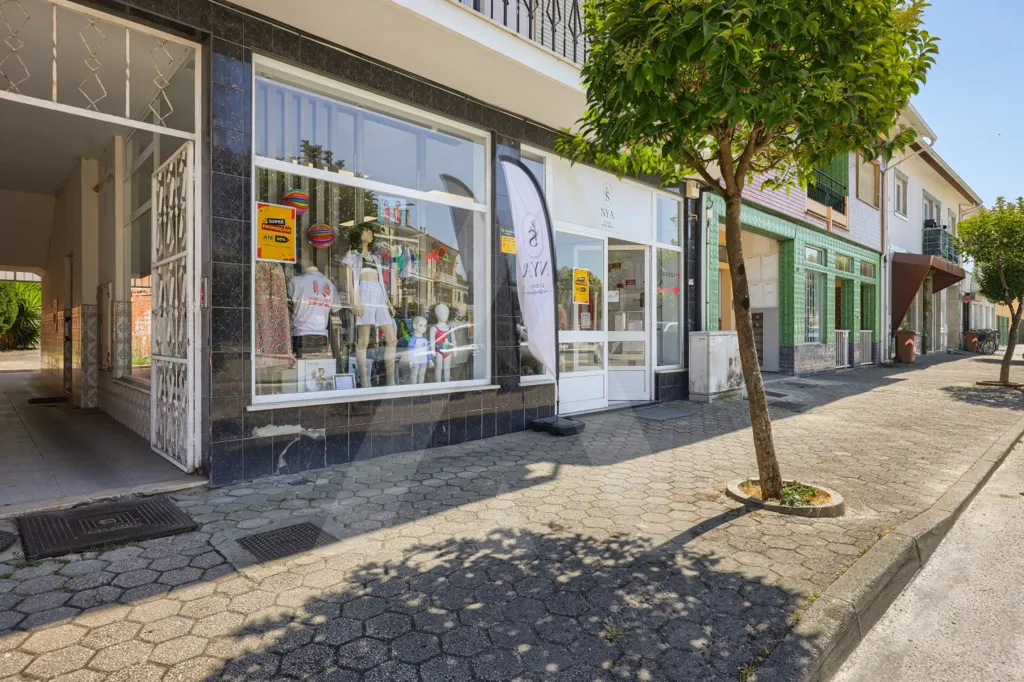 Operational Clothing Store in Palhaça Centre