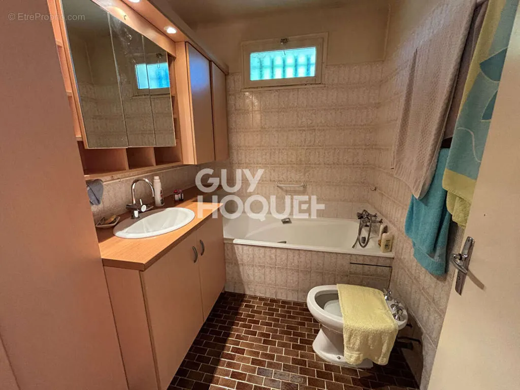 Salles de bain - Maison d'Architecte avec Jardin à Ucel