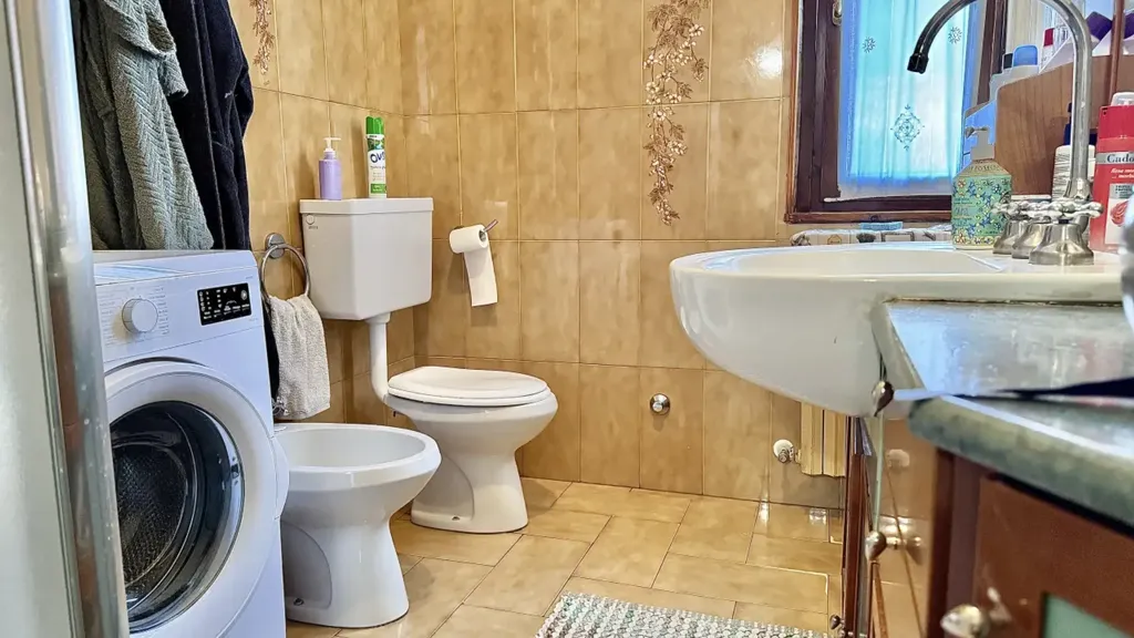 Salles de bain - 3-Bed Apartment with Veranda in Parma