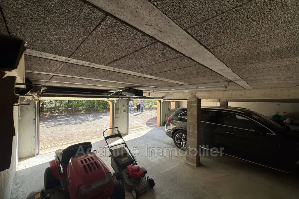 Garage - Villa Luxueuse avec Piscine à Assas