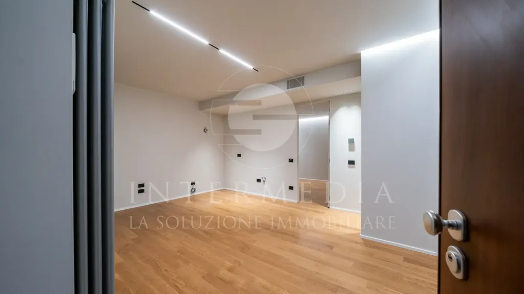 Esik - Rusticated Flat with Balcony in Brescia