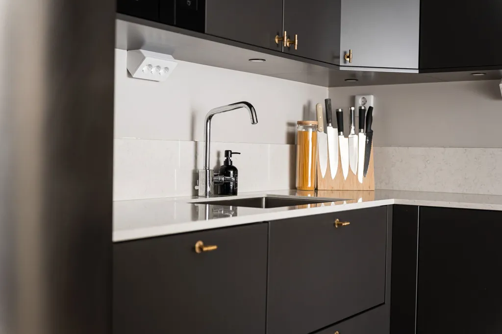 Cuisine - Modern Apartment with Balcony in Central Location