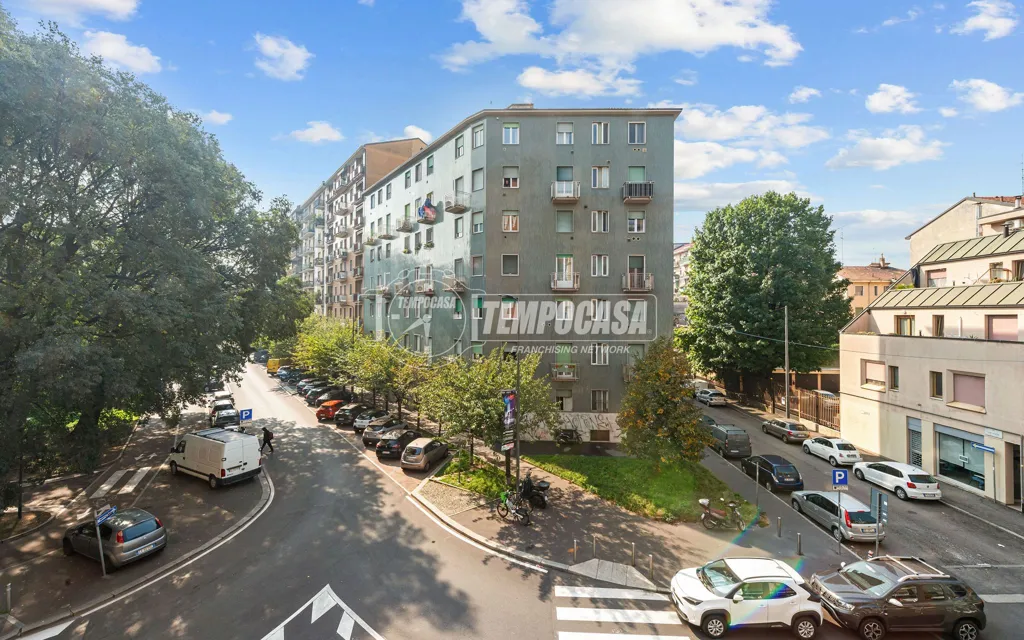 Välivaade - Modern Trilocale with Balconies in Milan