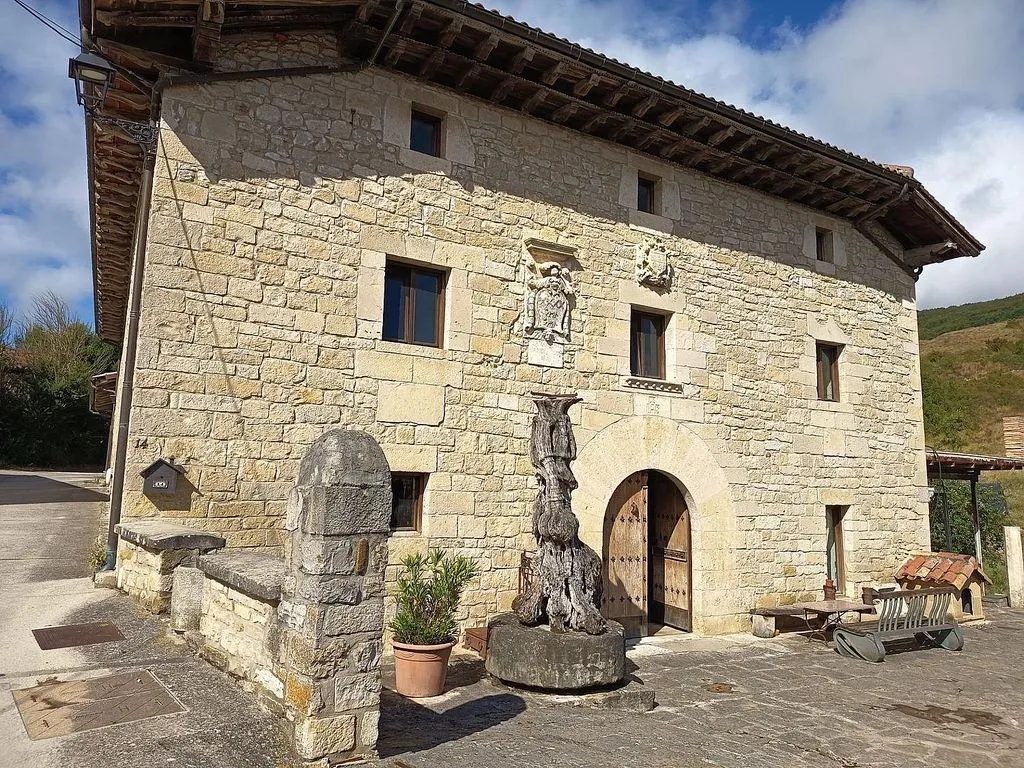 Exterior - Palatial House with Garden in Larumbe