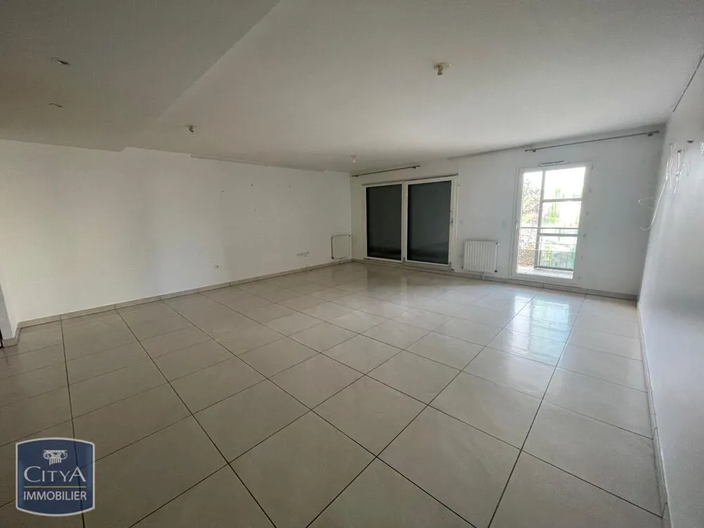 Toad - Spacious 4-Piece Apartment with Patio in Saint-Étienne