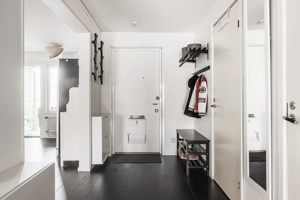 Entrée - Apartment with Two-Aspect Light on Södermalm