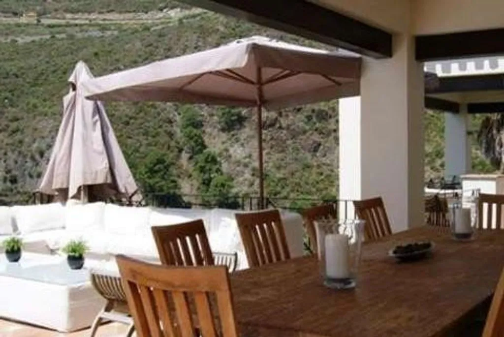 Terrass - South-Facing Villa with Infinity Pool in Marbella