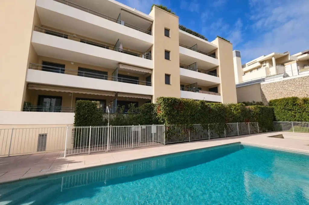 Piscina - Modern Apartment with Pool in Cannes
