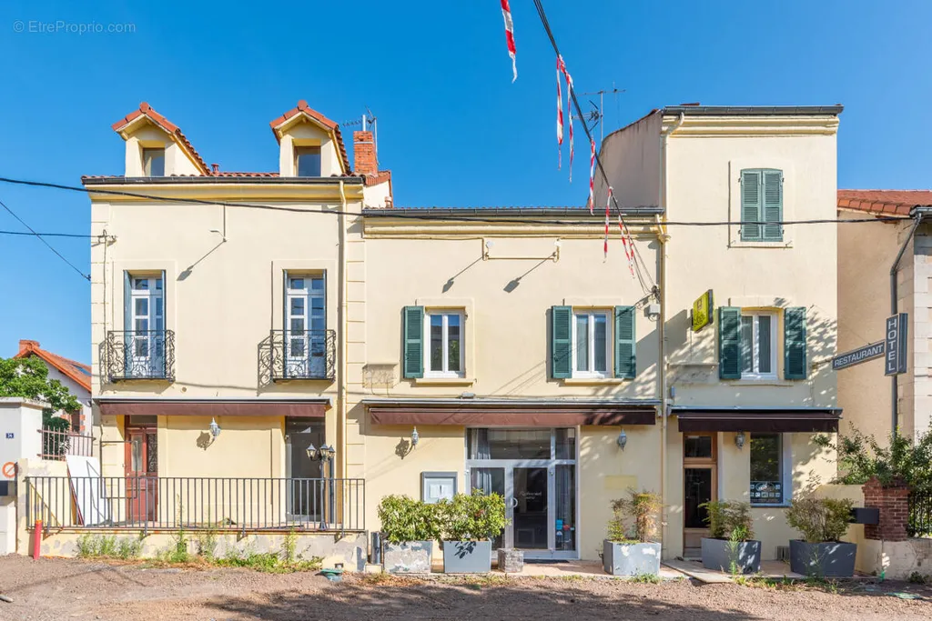 Extérieur - Ensemble Hôtel-Restaurant en Centre-Ville à Langeac