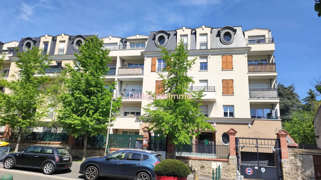 Esterno - 3-Bed Flat with Balcony in Secure Residence