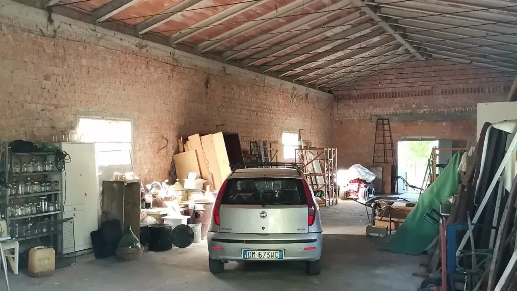 Garage - Rustic Farmhouse with Workshop in Cavezzo