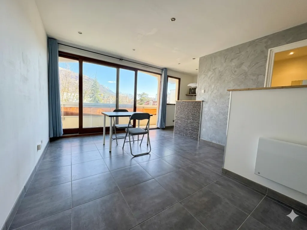 Studio with Balcony View in Grenoble