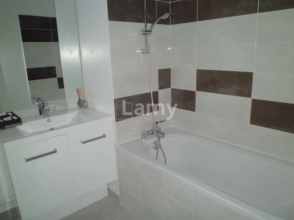 Vannitoad - Modern Flat with Balcony near Place Wilson