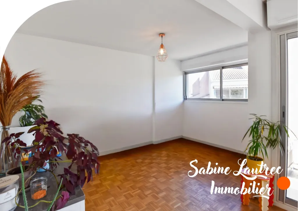 Living Room - 5-Piece Apartment with Balcony in Toulouse