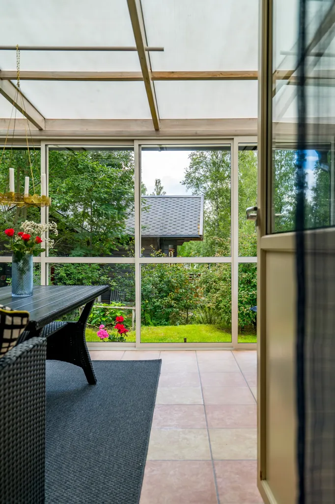 Terrass - Charming Cottage with Lake View in Örebro