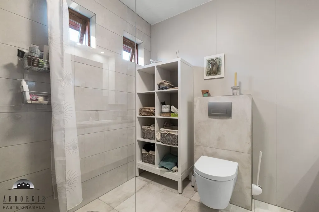 Salles de bain - Duplex with Garden in Selfoss