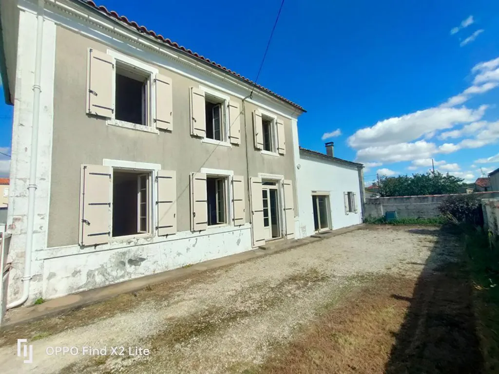 Extérieur - Maison en Pierre à Rénover avec Terrain à Surgères