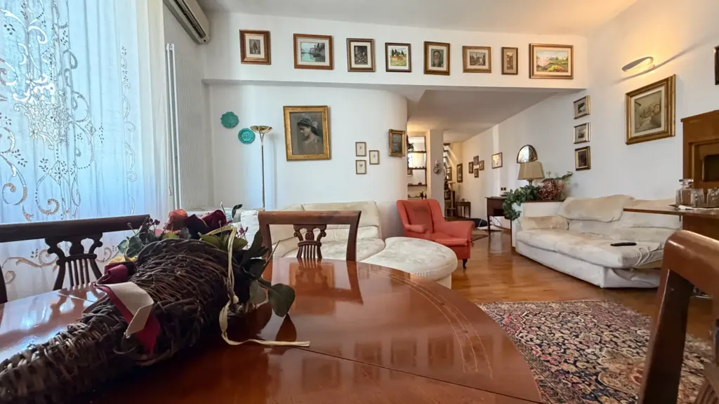 Soggiorno - Appartamento con terrazza e mansarda a Firenze