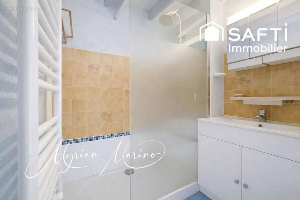 Salles de bain - Maison avec Jardin et Parking à Roquebrune-Sur-Argens
