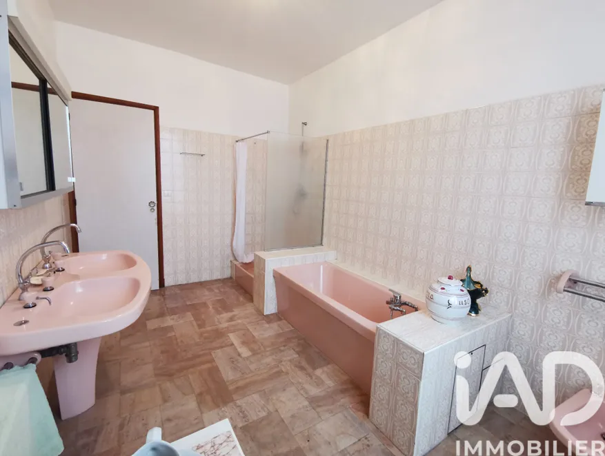 Salles de bain - Maison Rénovée avec Jardin à Guernes