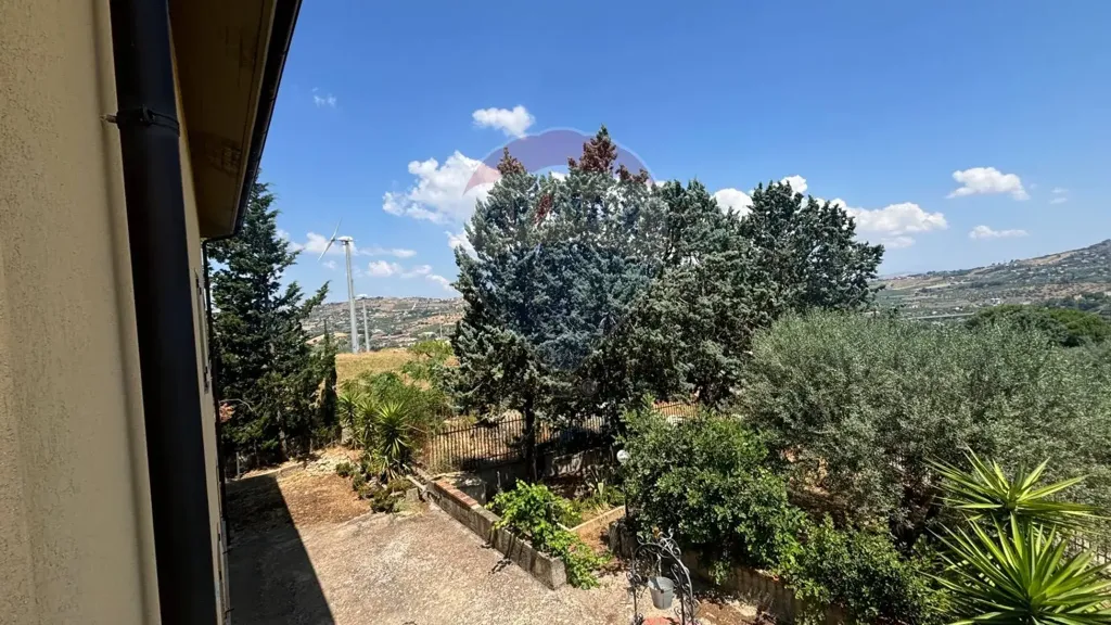 Jardin - Bifamiliar Villa with Garden in Caltanissetta