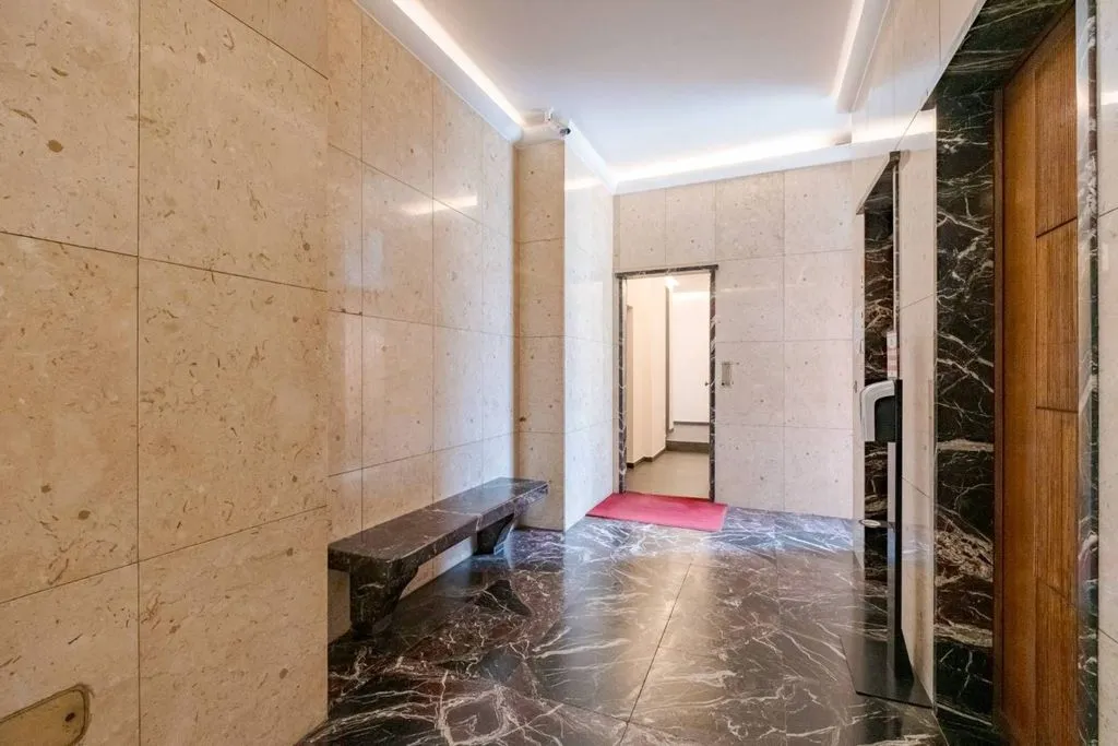 Entrée - Luxury Flat with High-End Finishes in Milan
