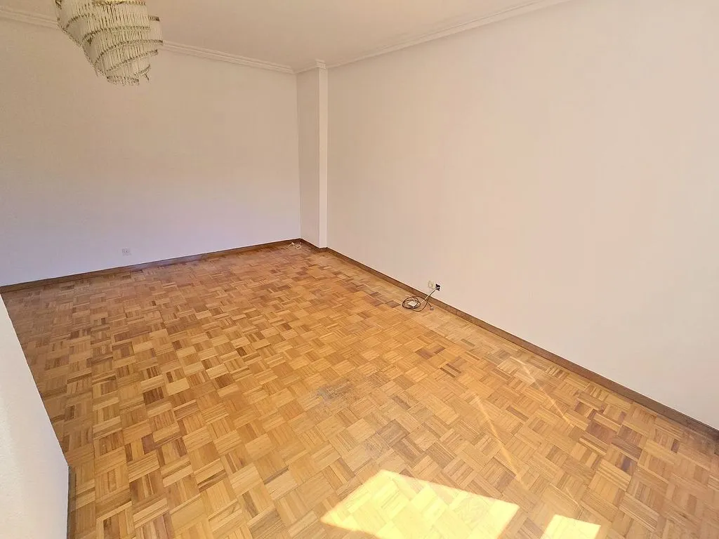 Toad - 3-Bedroom Flat with Garage in El Llano, Gijón