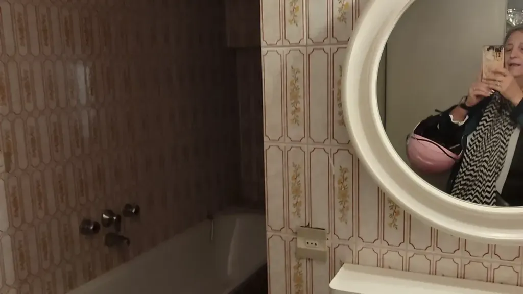 Bathrooms - Three-Bedroom Apartment with High Ceilings in Florence