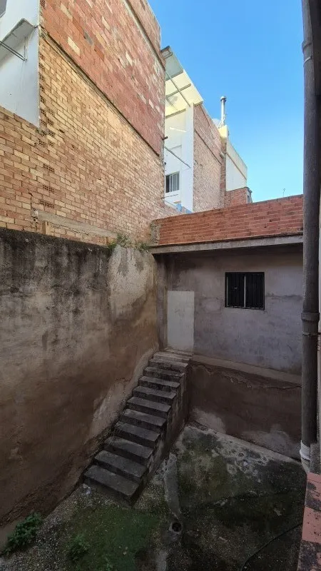 Aed - Three-Storey Townhouse with Balconies in Antella