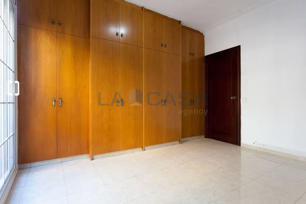 Toad - Flat with Balcony in Camp del Arpa, Barcelona