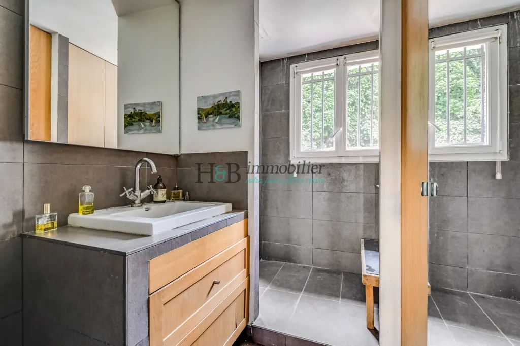 Salles de bain - Duplex Familial avec Terrasse et Jacuzzi à La Villette