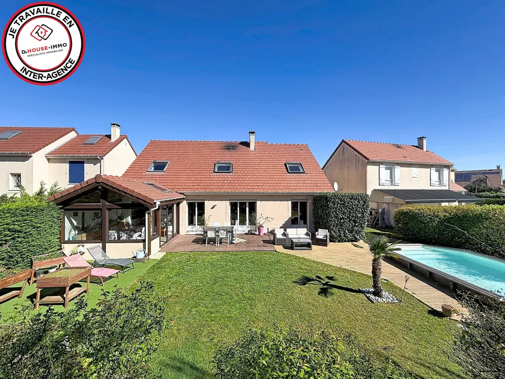 Exterior - 10-Piece House with Pool in Nozay